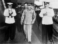 Адмирал И.С. Юмашев, А.Н. Косыгин, И.В. Сталин, А.Н. Поскребышев и адмирал Ф.С. Октябрьский на борту крейсера Молотов. 11 сентября 1947 г.