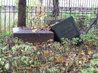разбитые надгробия