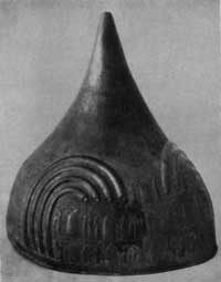Бронзовый шлем с надписью урартского царя Аргишти I из раскопок Тейшебаини (Кармир-Блур). Первая половина 8 в. до н. э. Ереван. Исторический музей