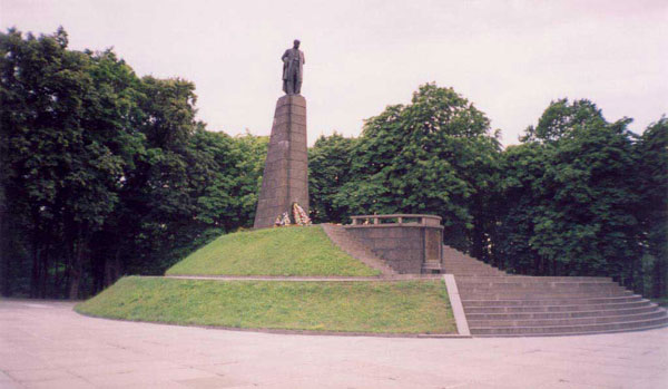 Тарасова Гора. Памятник на могиле Тараса Шевченко